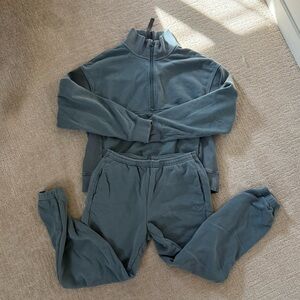 Vuori Set: Sedona Rib Half Zip (M) and Sedona Sweatpants (S) in Smoke Blue